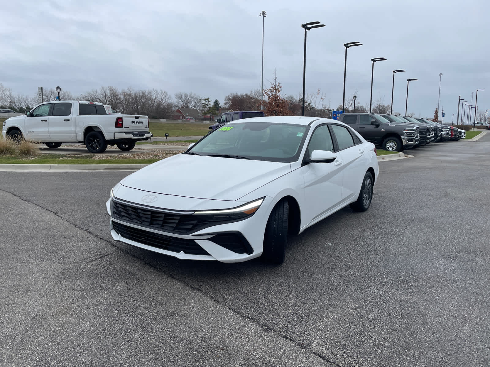 2024 Hyundai Elantra SEL photo 4