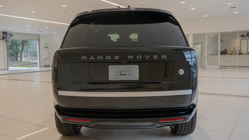 2025 Land Rover Range Rover SV photo 4