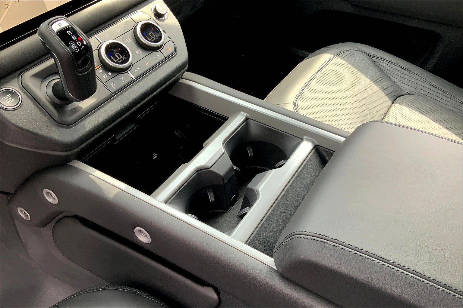 2025 Land Rover Defender 130 V8 photo 4