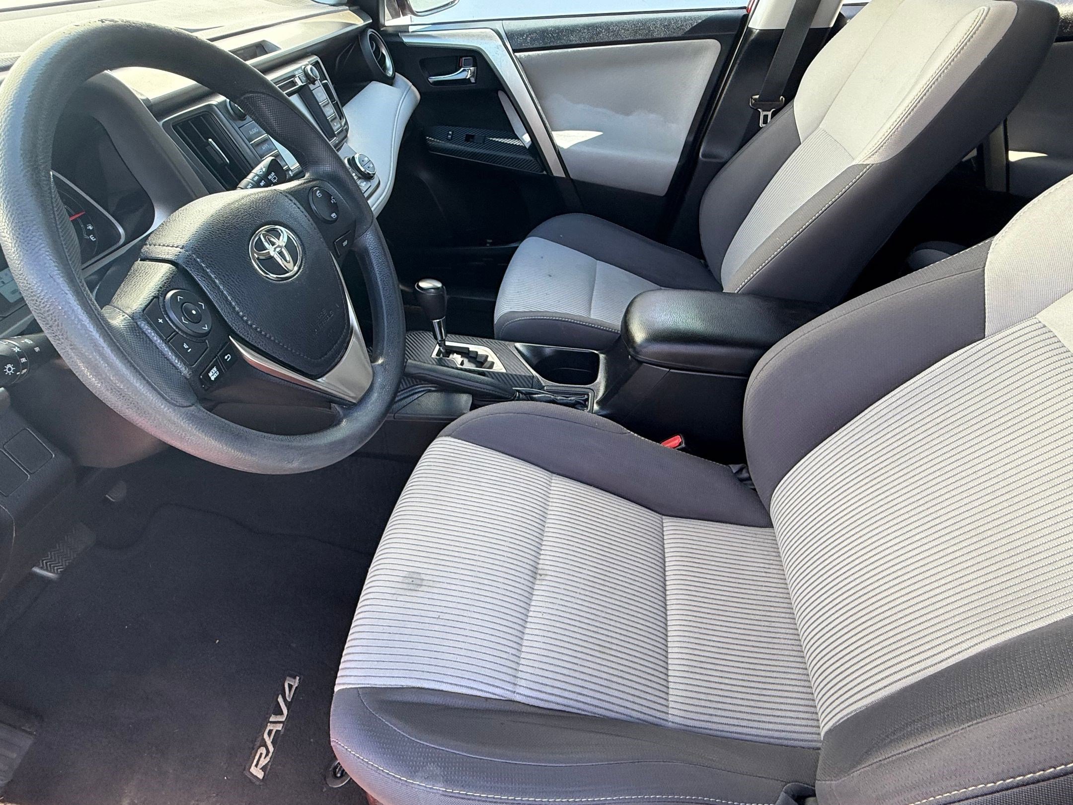 2015 Toyota RAV4 XLE photo 4
