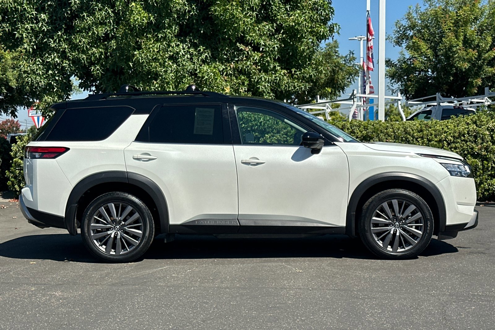 2022 Nissan Pathfinder SL photo 2