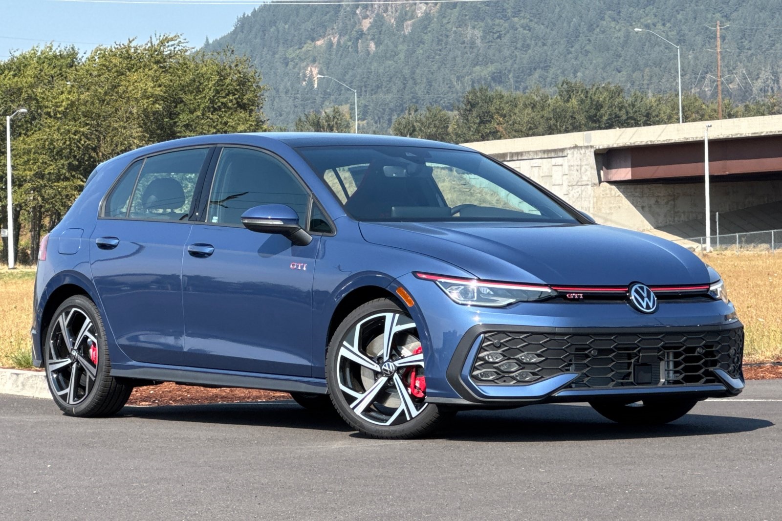 2025 Volkswagen Golf GTI SE's photo