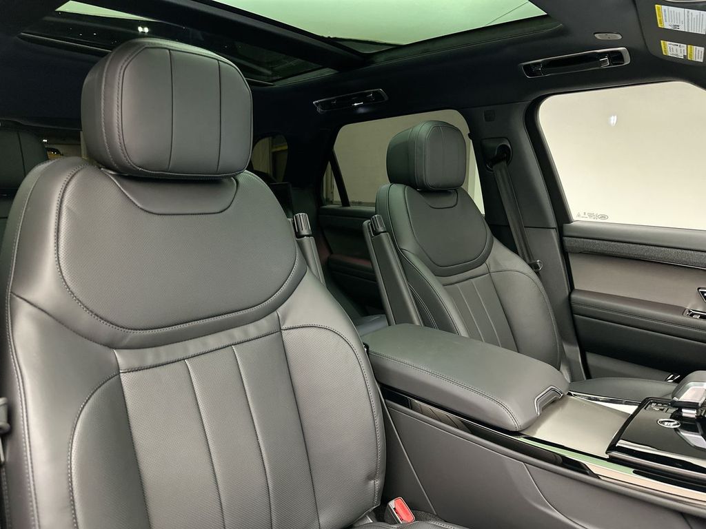 2025 Land Rover Range Rover Sport SE photo 5