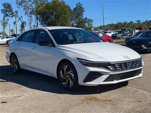 2025 Hyundai Elantra SEL Sport photo 3