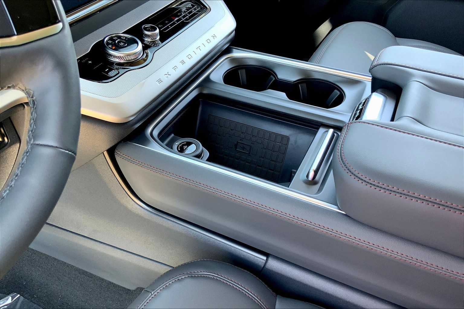 2025 Ford Expedition photo 7