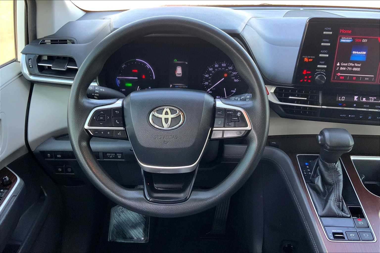 2021 Toyota Sienna LE photo 5