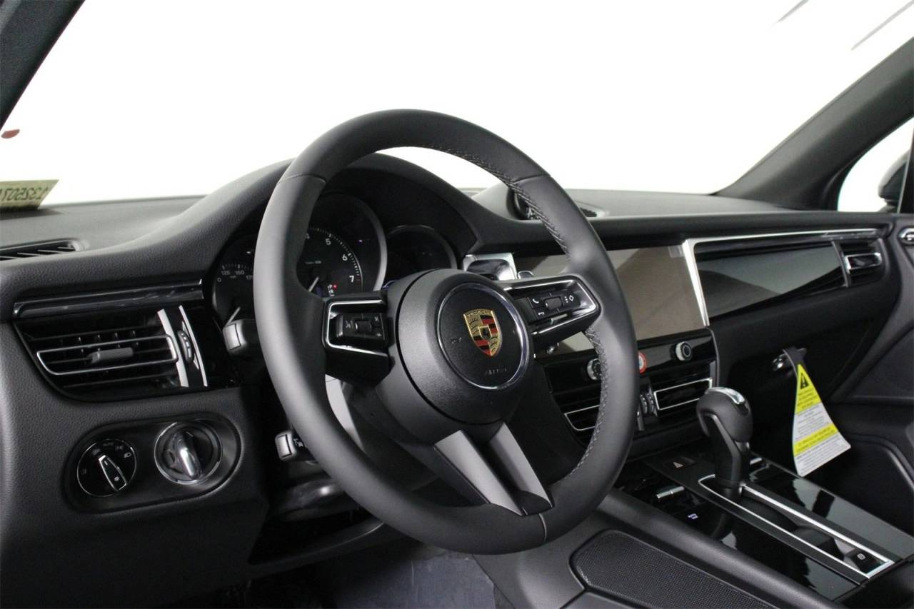 2025 Porsche Macan T photo 4