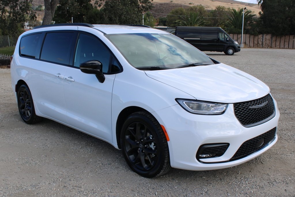 2026 Chrysler Pacifica photo 3