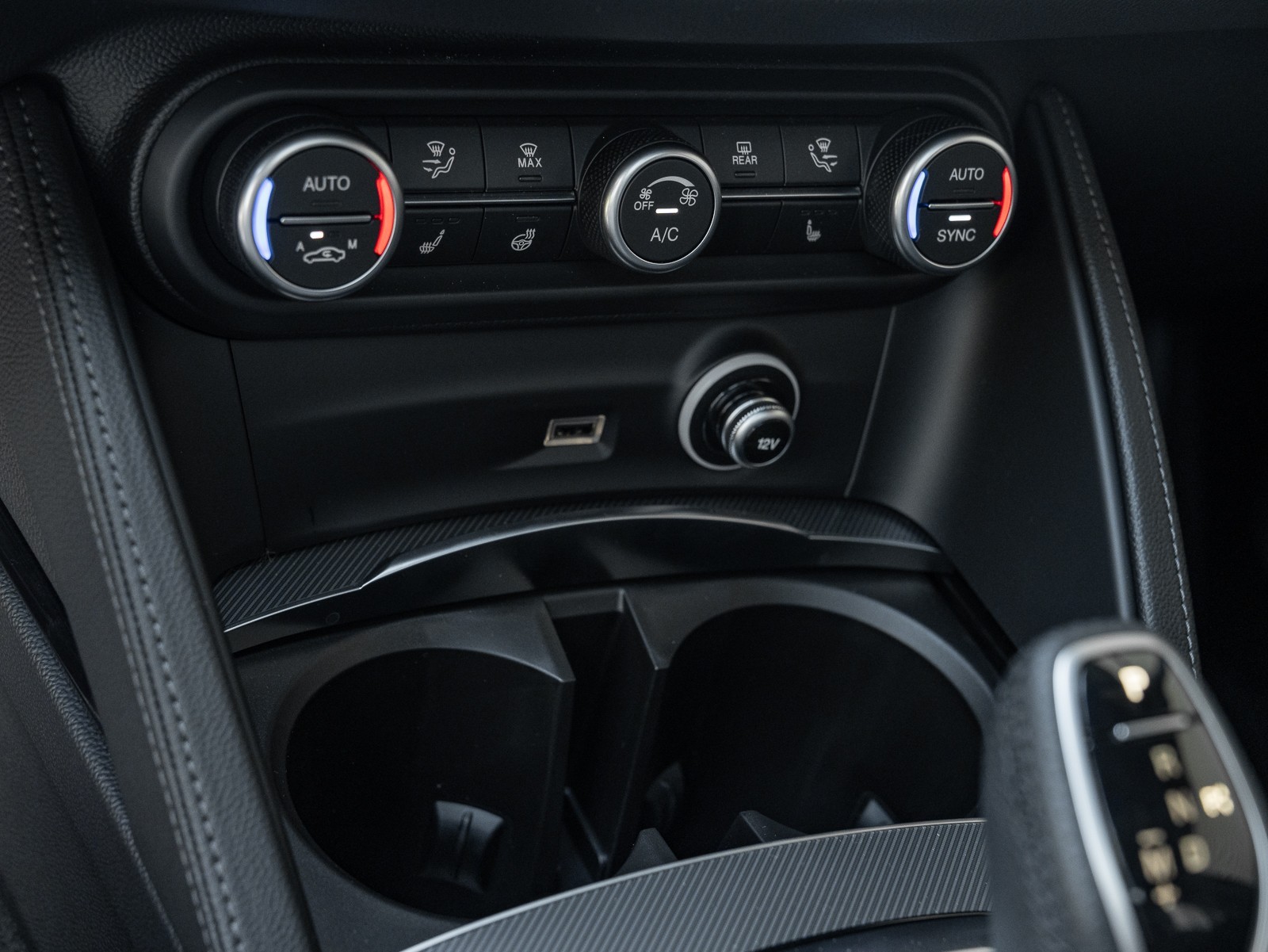 2024 Alfa Romeo Stelvio photo 37