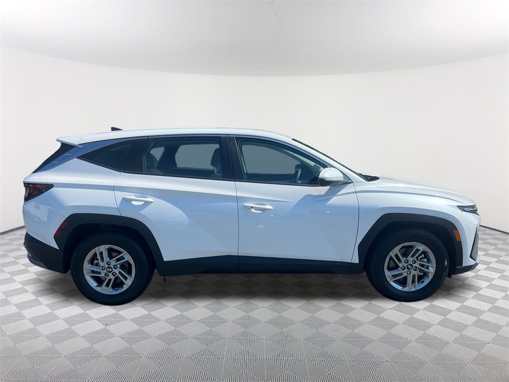 2025 Hyundai Tucson SE photo 4