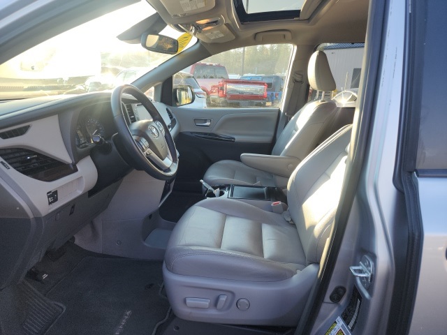 2018 Toyota Sienna XLE Premium photo 2