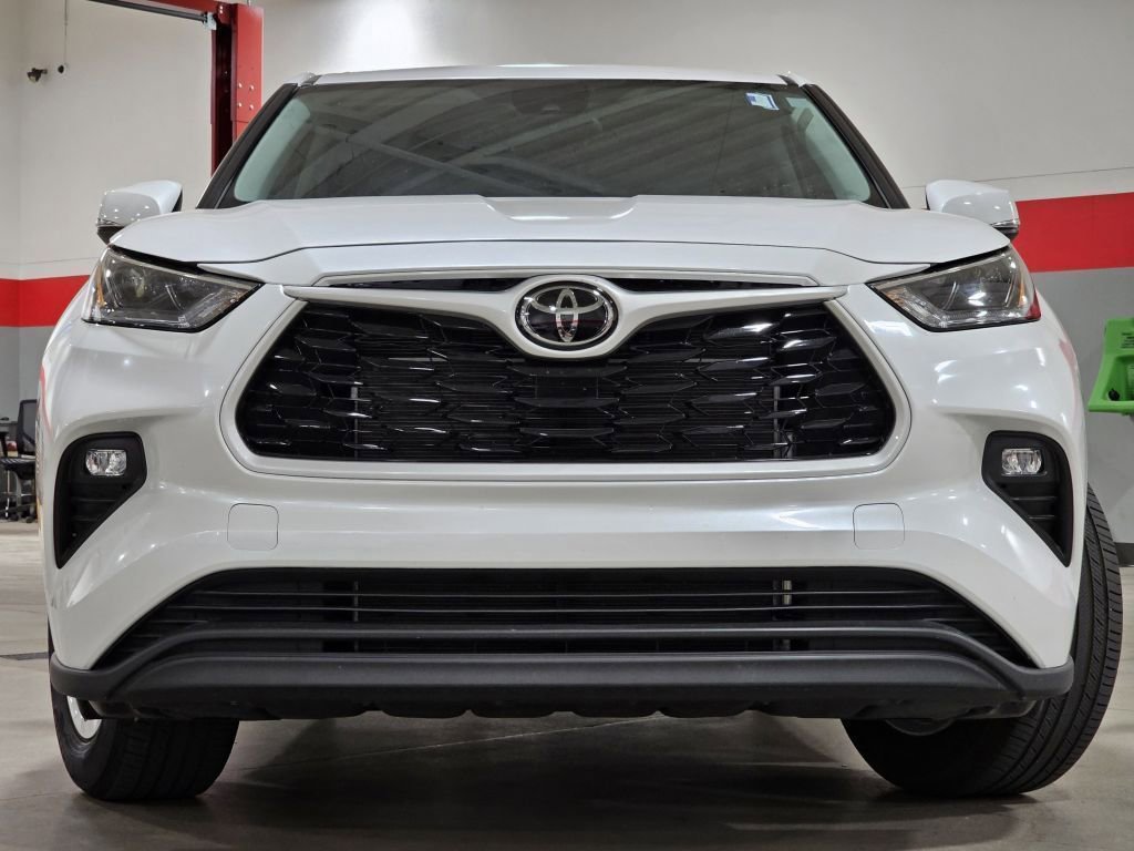 2024 Toyota Highlander LE photo 2