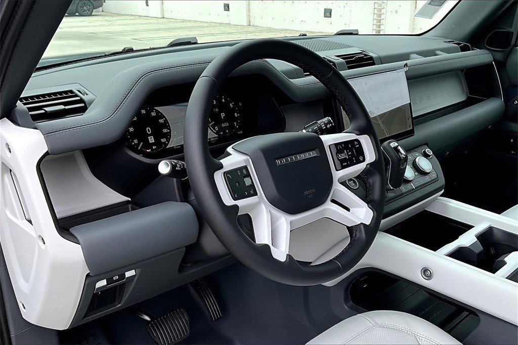 2025 Land Rover Defender 110 S photo 4