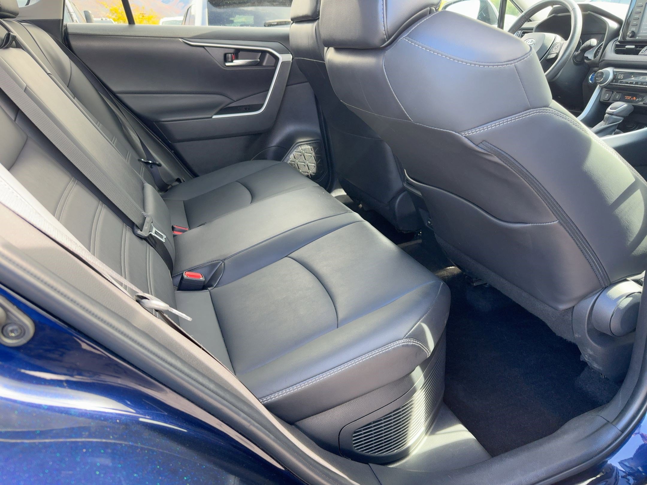 2022 Toyota RAV4 Hybrid XLE Premium photo 28