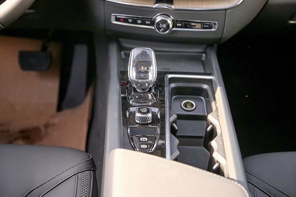 2026 VOLVO XC60 - Image 28