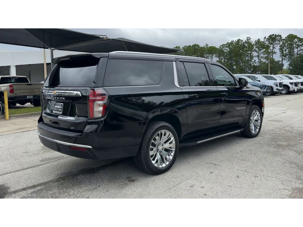 2021 Chevrolet Suburban LT photo 8