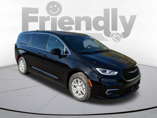2026 Chrysler Pacifica Select's photo