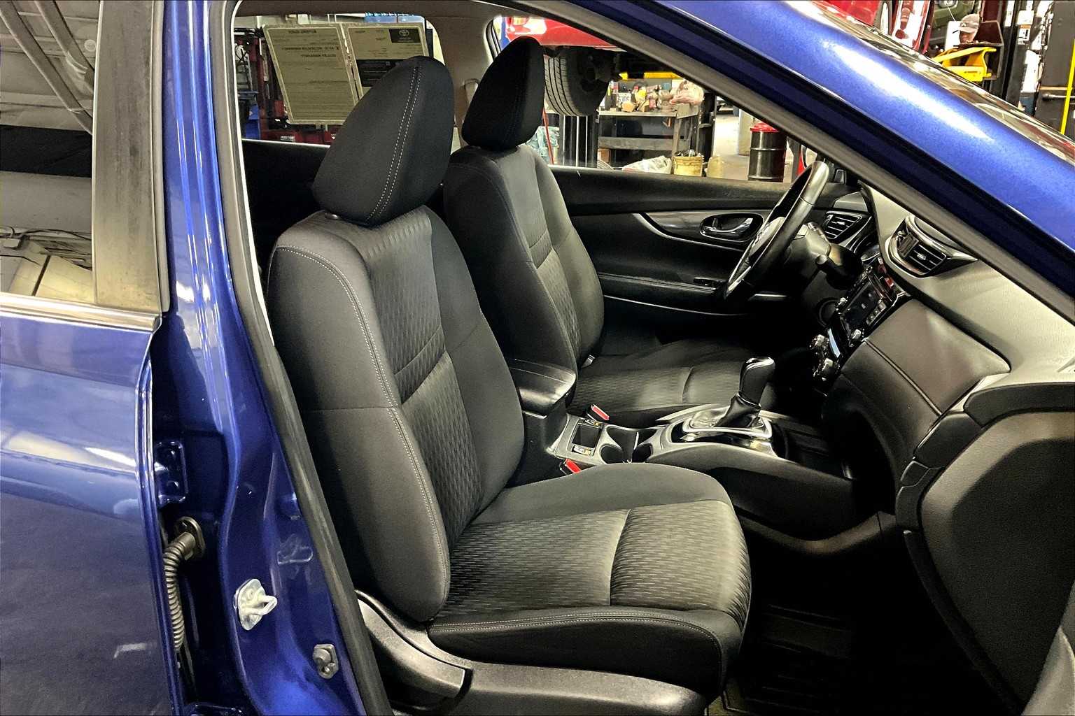 2019 Nissan Rogue SV photo 7