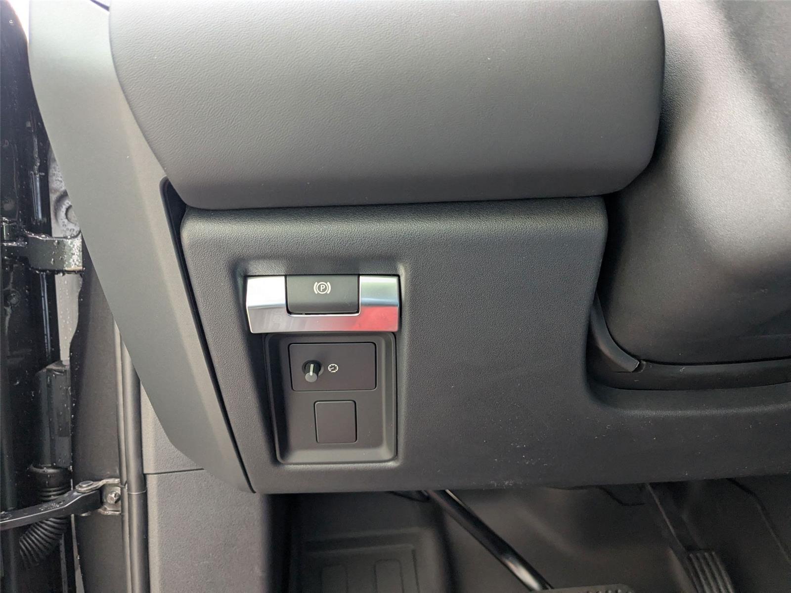 2025 Land Rover Defender 110 X-Dynamic SE photo 12