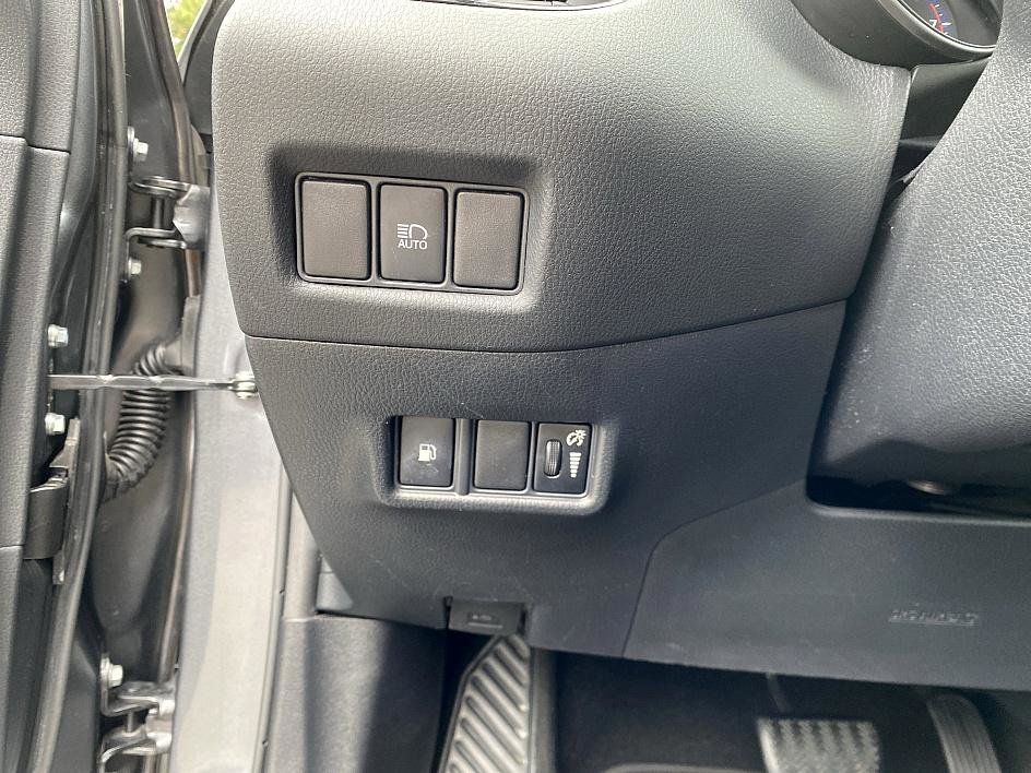 2020 Toyota C-HR LE photo 11
