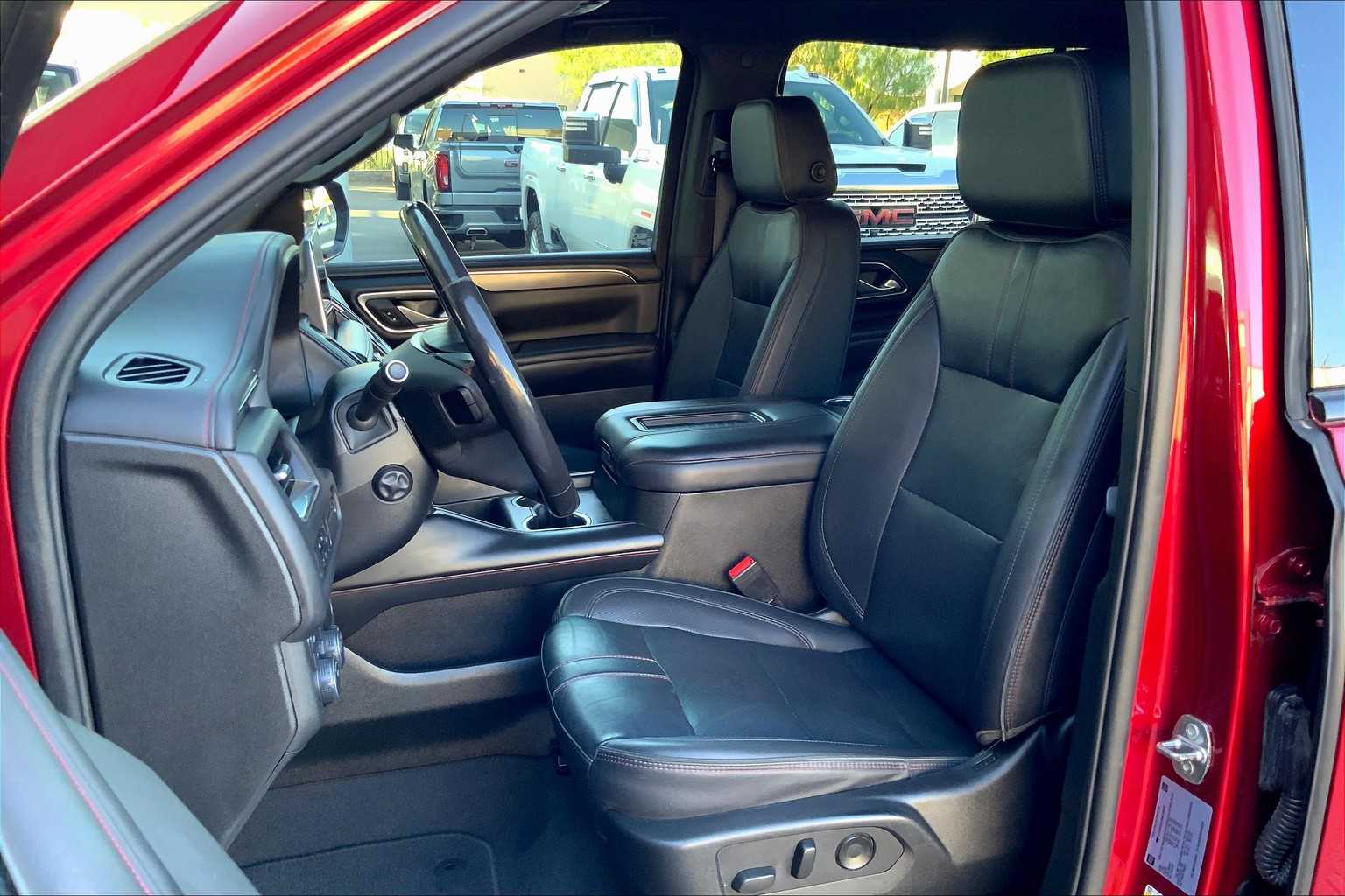 2022 Chevrolet Suburban RST photo 7