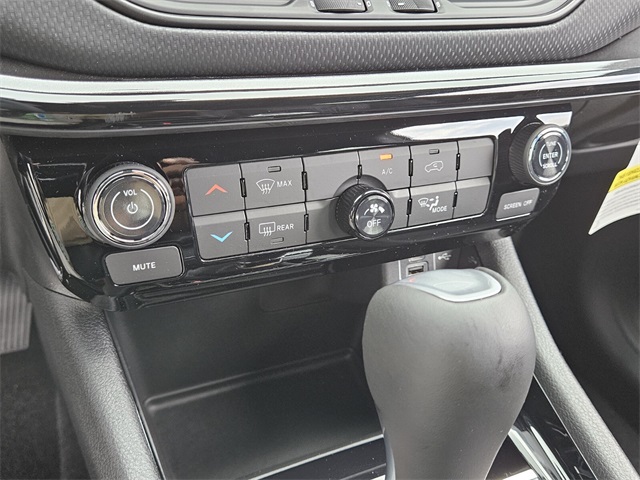 2026 Jeep Compass Latitude Altitude photo 19