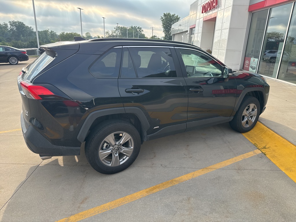 2025 Toyota RAV4 Hybrid XLE photo 3