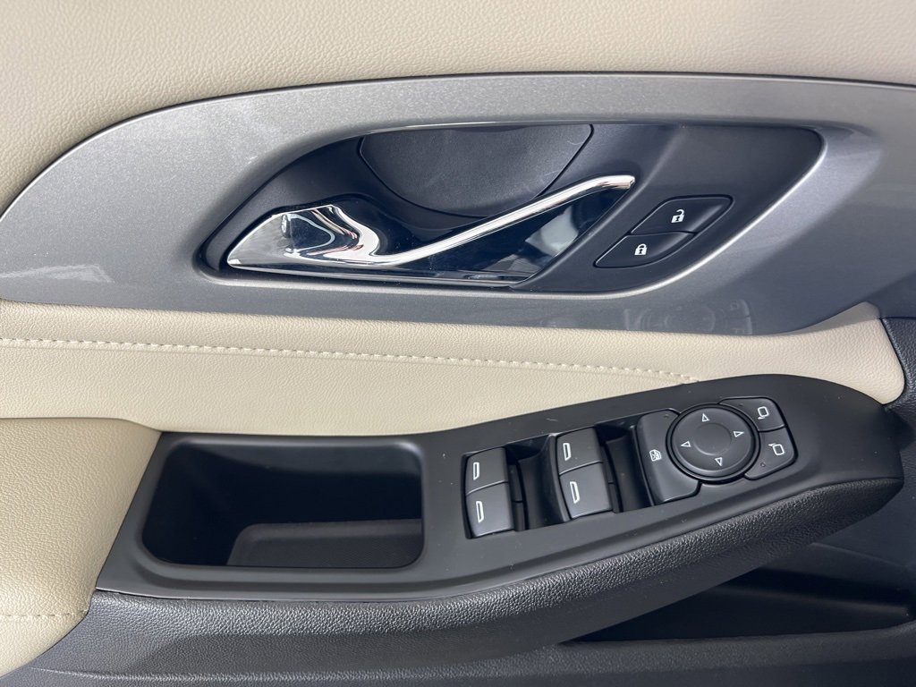 2023 Chevrolet Traverse LS photo 3