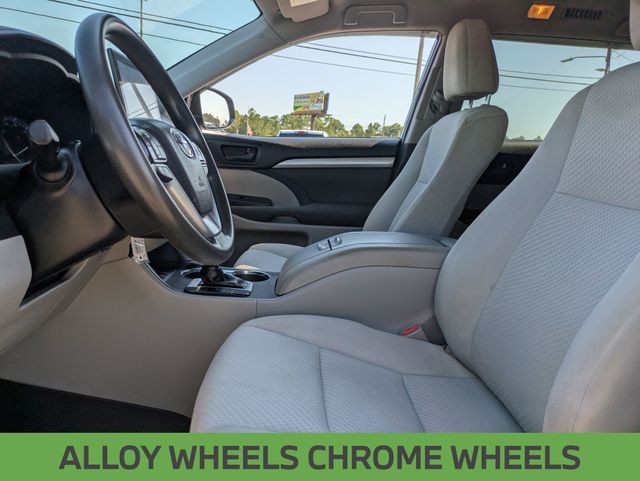 2019 Toyota Highlander LE photo 12
