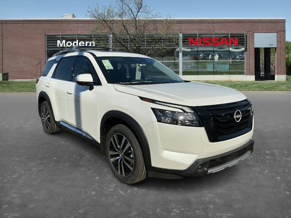 2025 Nissan Pathfinder Platinum photo 3
