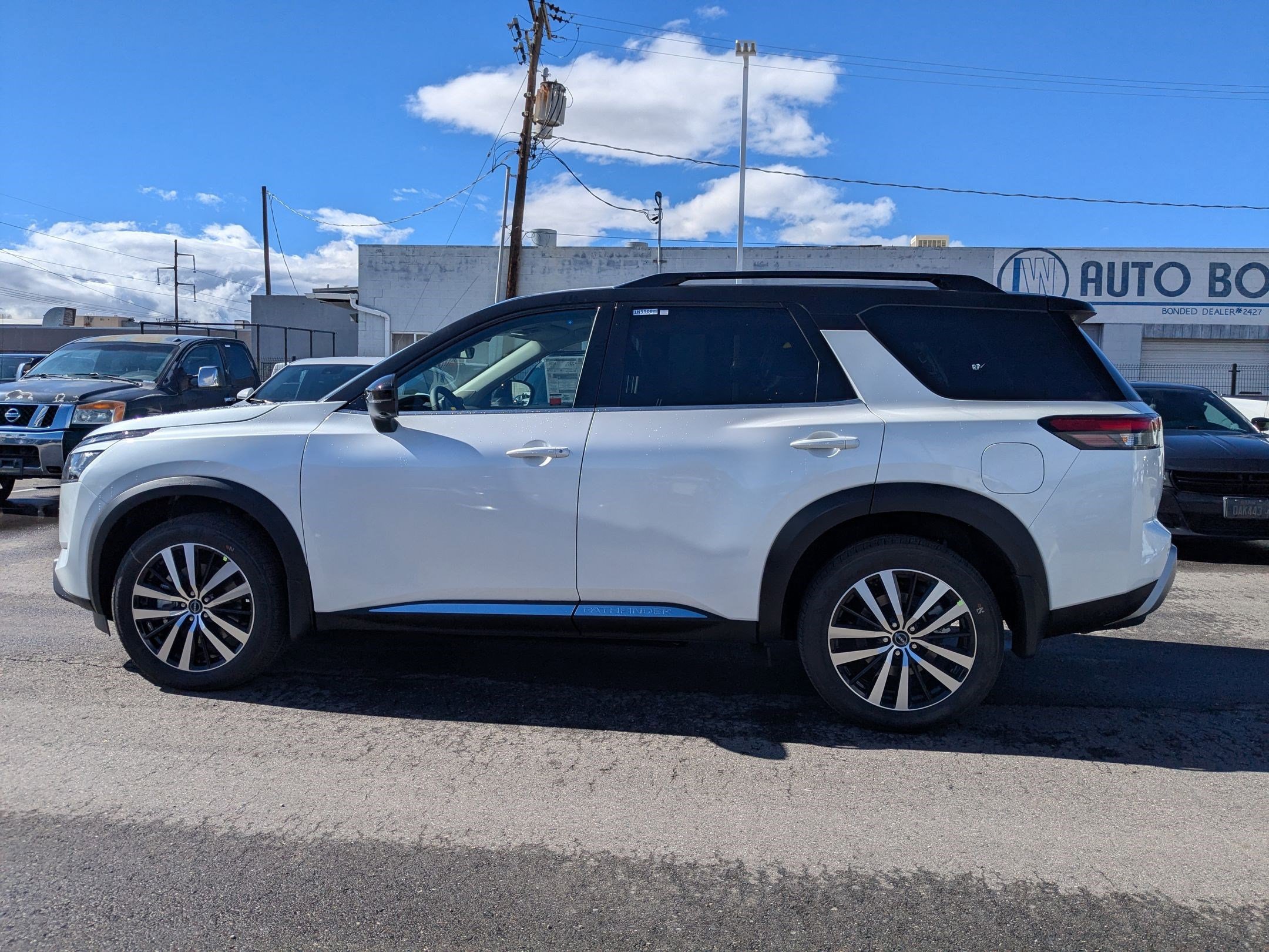 2025 Nissan Pathfinder Platinum photo 2