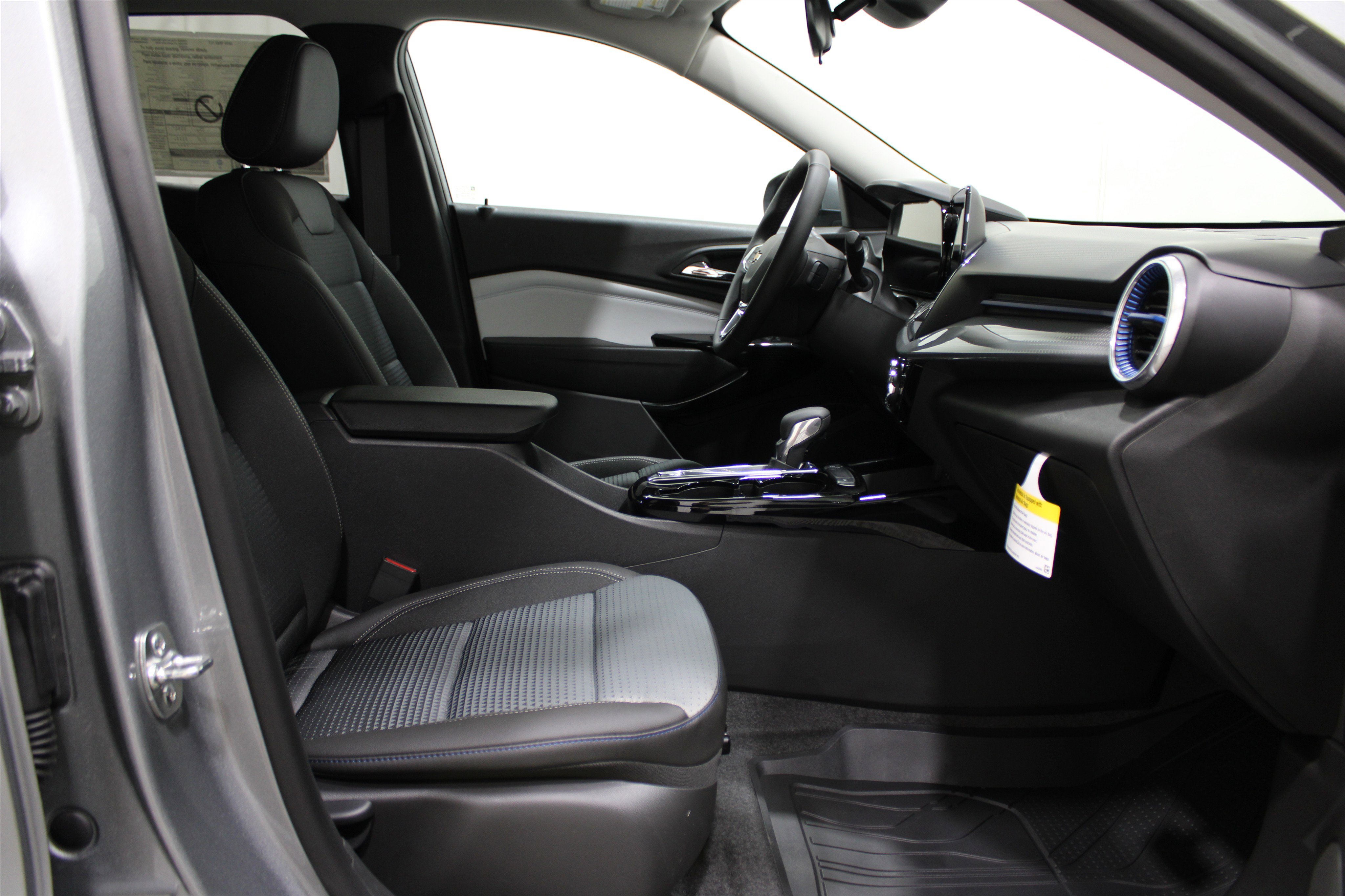 2025 Chevrolet Trax LT photo 23