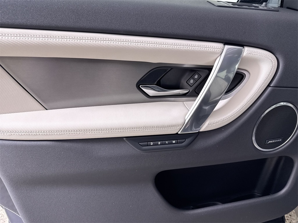 2025 Land Rover Discovery Sport SE photo 13