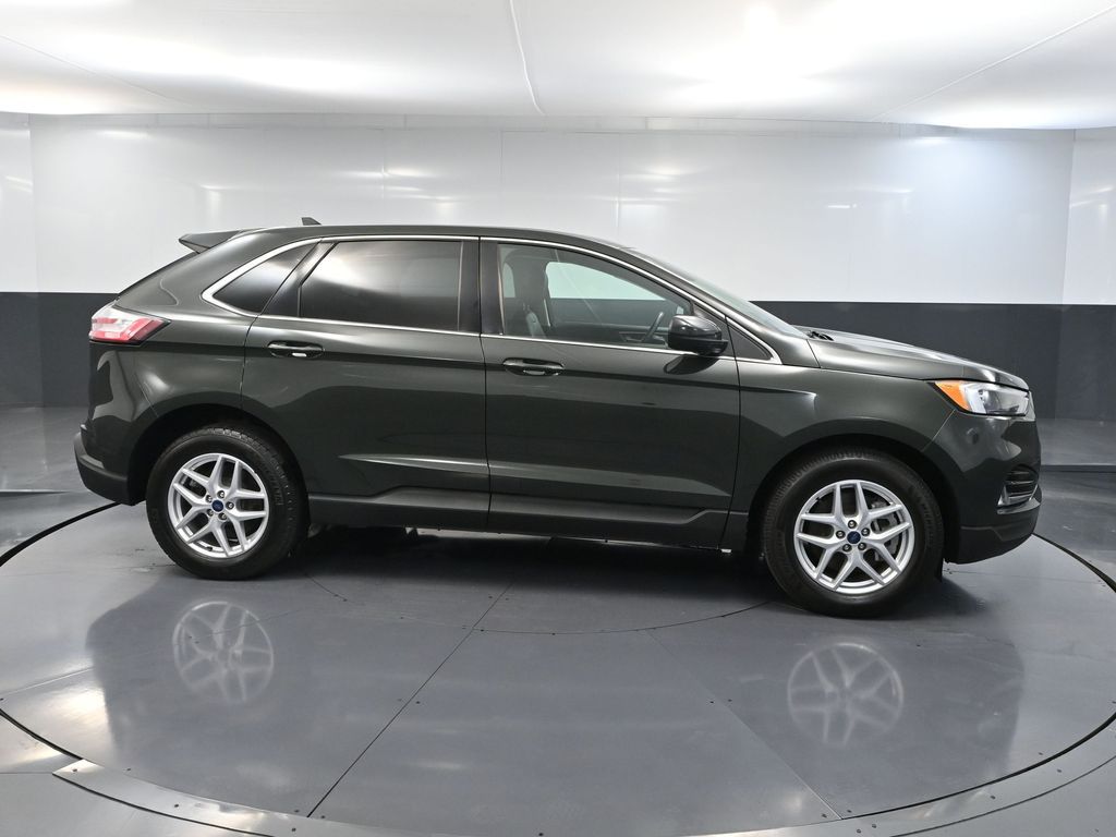 2022 Ford Edge SEL photo 2