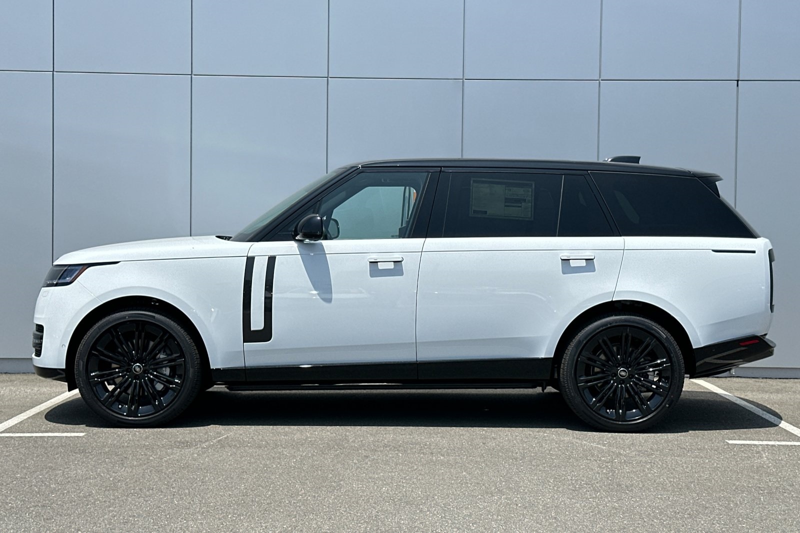 2025 Land Rover Range Rover SE photo 2