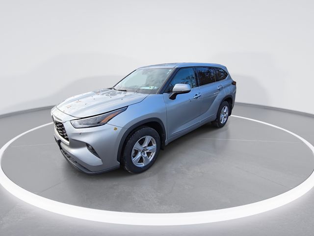 2022 Toyota Highlander LE photo 4
