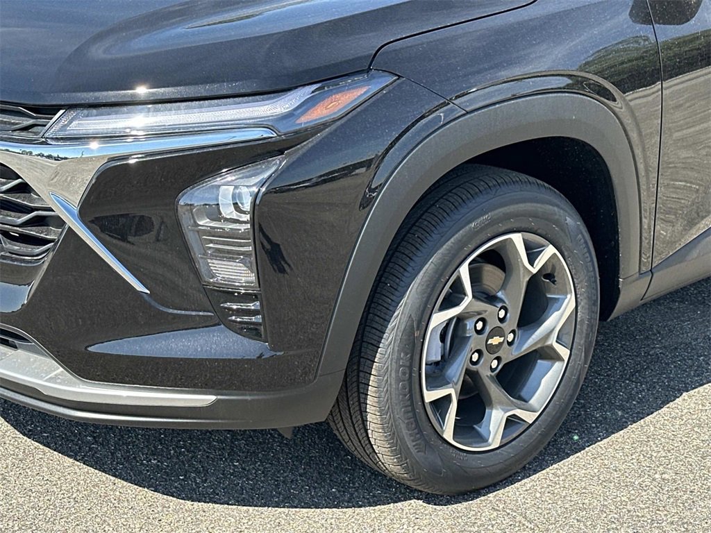 2025 Chevrolet Trax LT photo 8