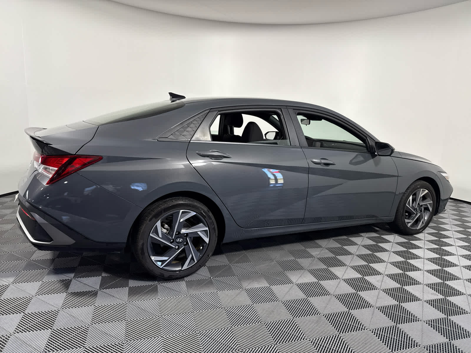 2025 Hyundai Elantra SEL Sport photo 5