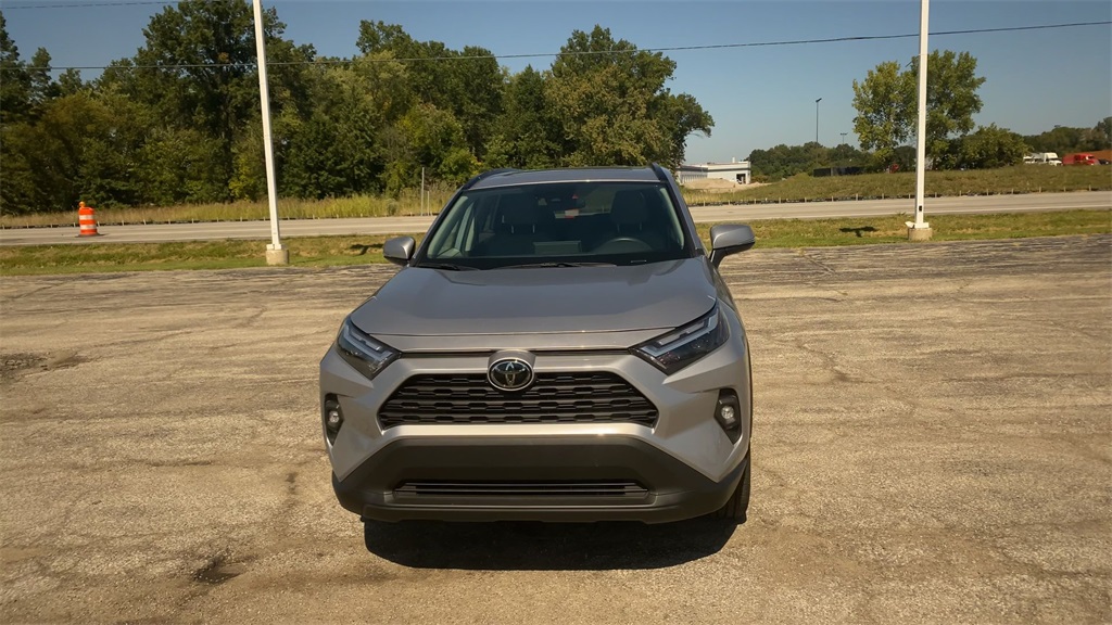 2022 Toyota RAV4 XLE Premium photo 3