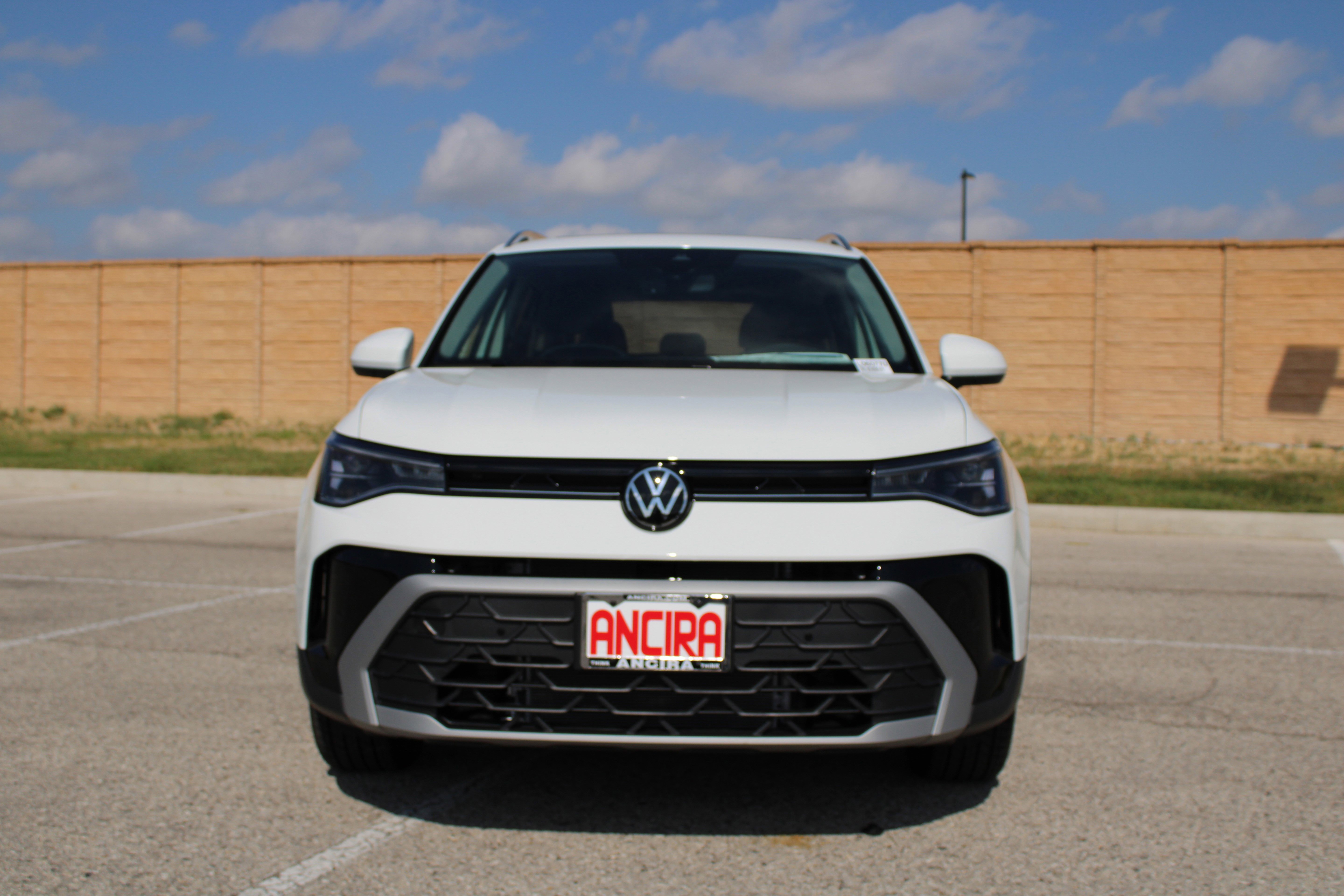 2025 Volkswagen Taos SE photo 3