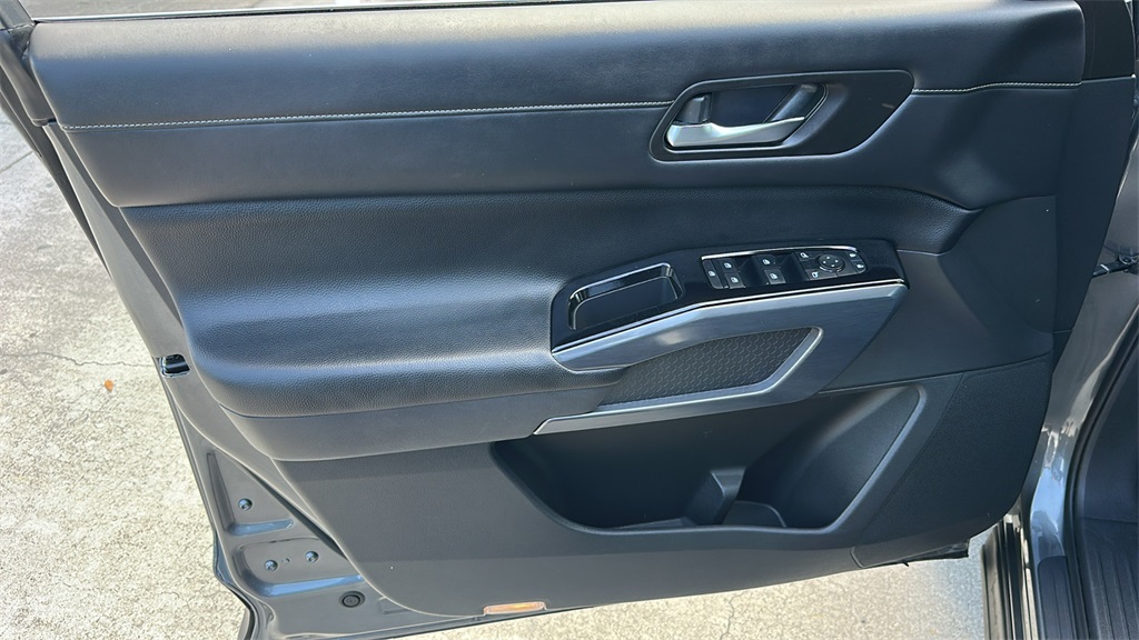 2022 Nissan Pathfinder SL photo 13