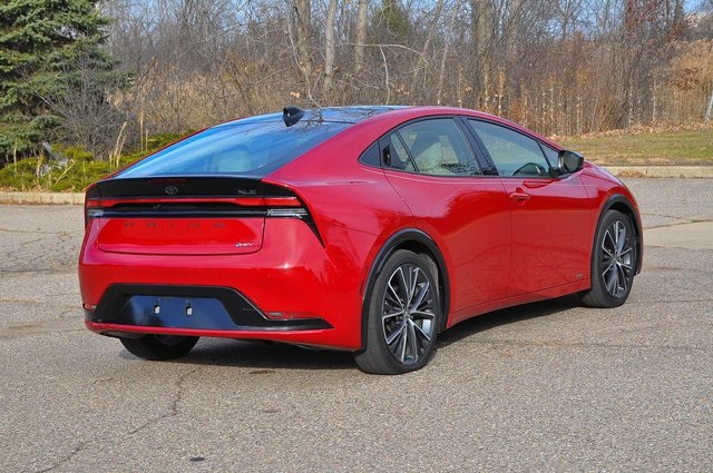 2024 Toyota Prius XLE photo 3