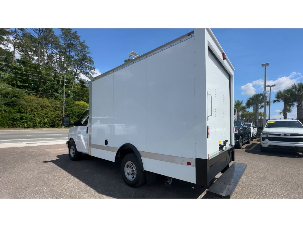 2025 Chevrolet Express Cutaway 3500 photo 3