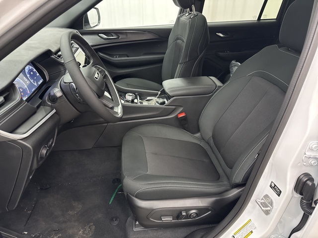 2025 Jeep Grand Cherokee Laredo Altitude photo 4