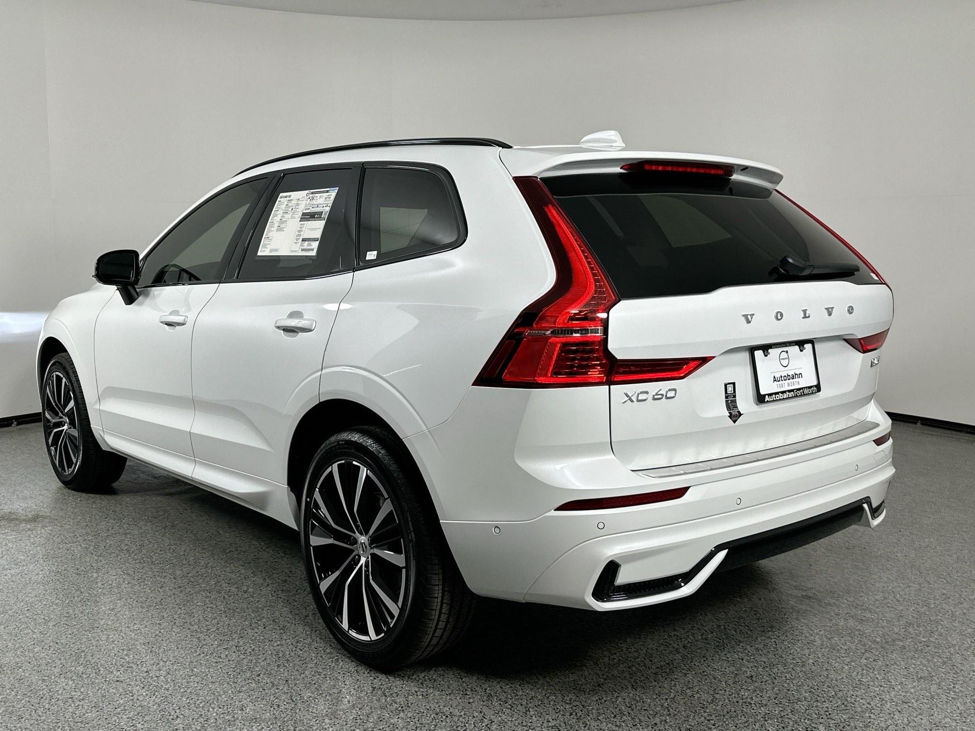 2025 Volvo XC60 B5 Plus photo 6