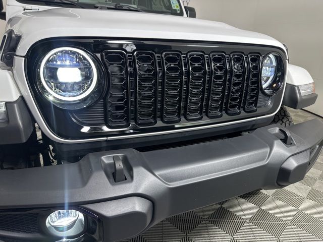 2024 Jeep Gladiator Willys photo 5