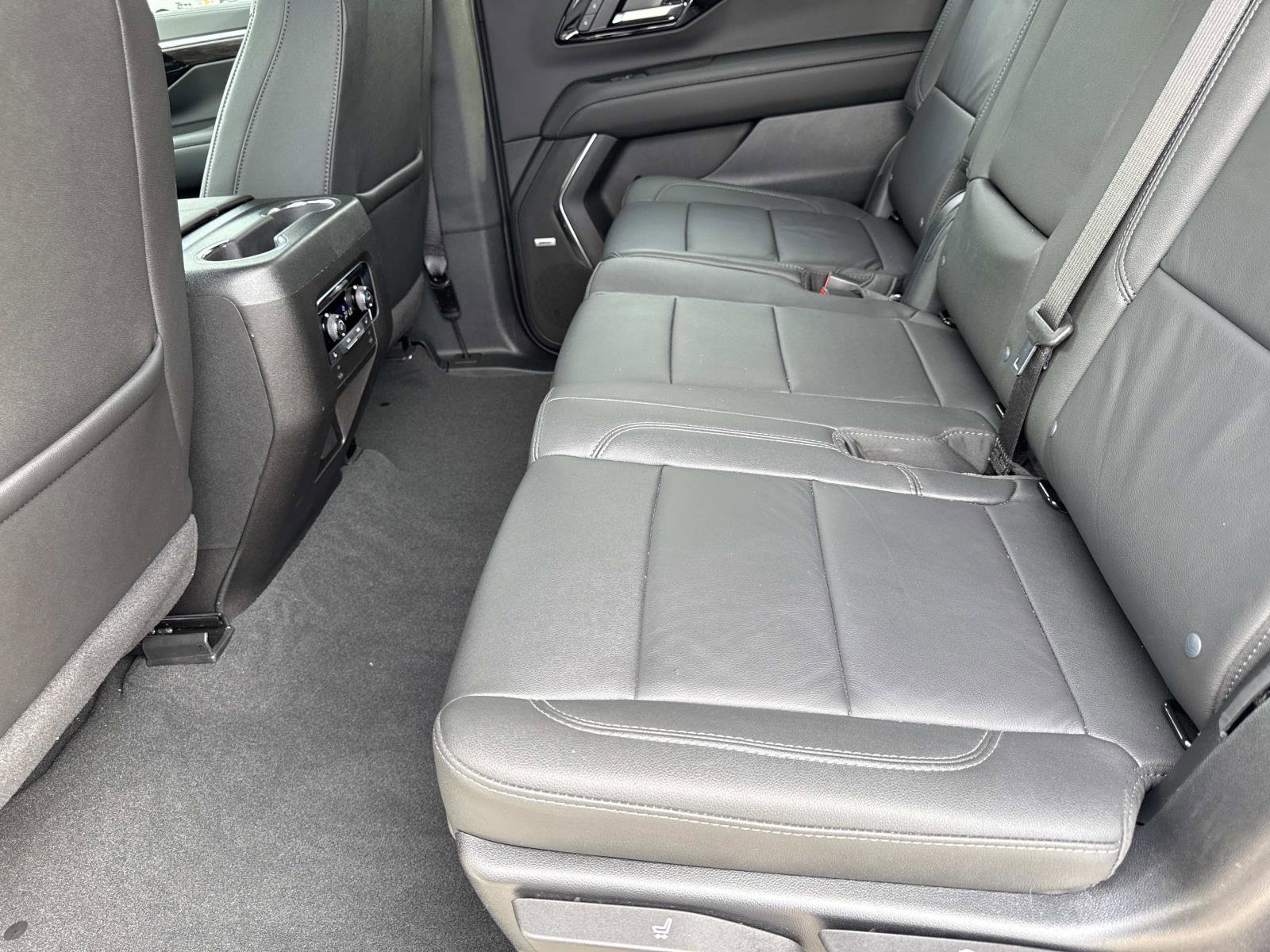 2025 Chevrolet Suburban Z71 photo 9
