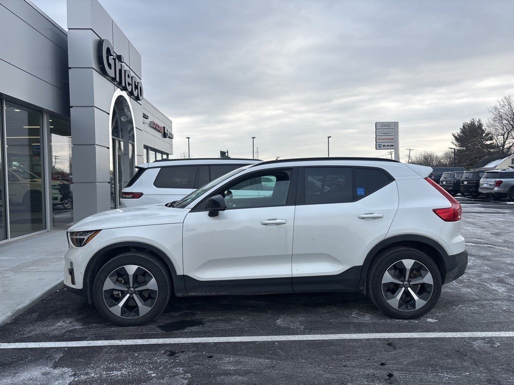 2024 Volvo XC40 Plus's photo