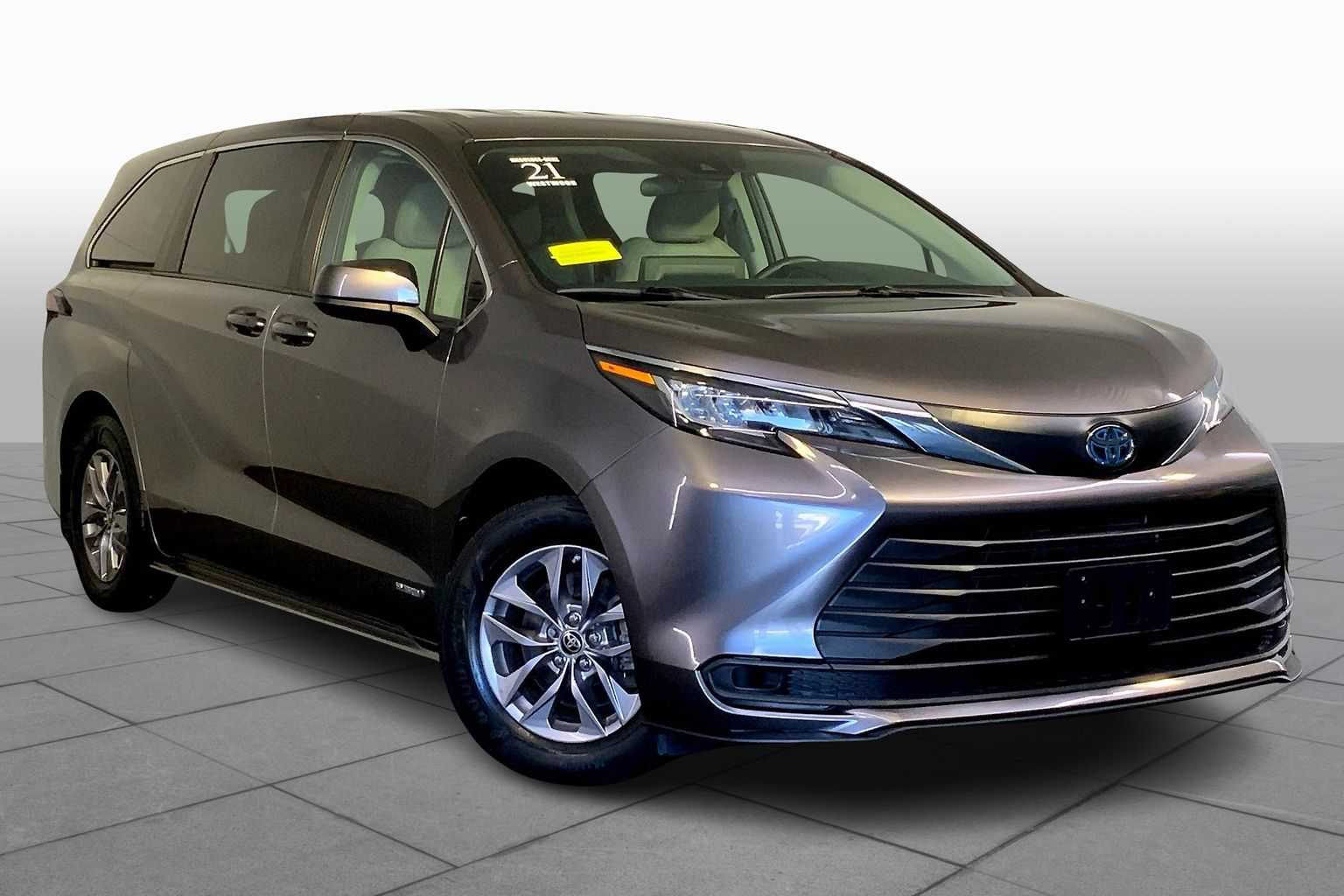 2021 Toyota Sienna LE photo 2