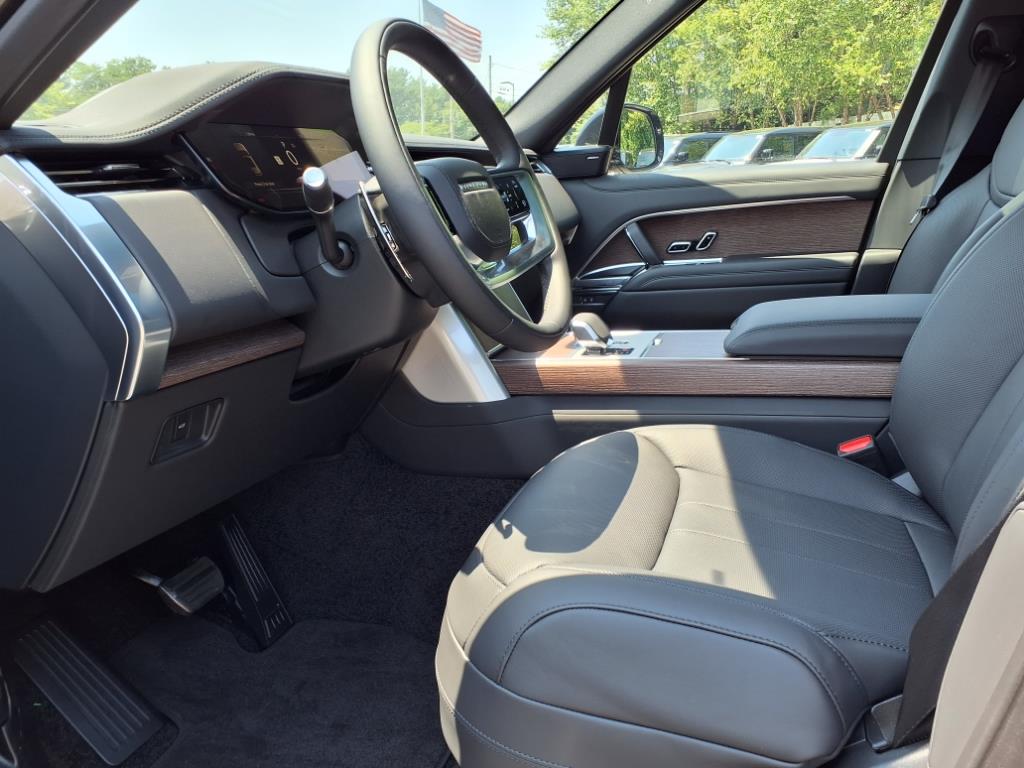 2025 Land Rover Range Rover SE photo 16